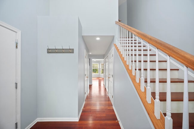 Foto del edificio - 315 Spring Point Dr