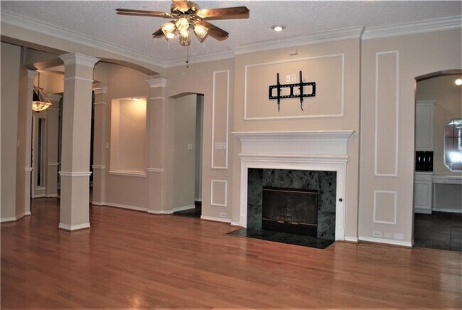 Building Photo - Fantastic 4-2-2 in Highland Village Green Belt!
