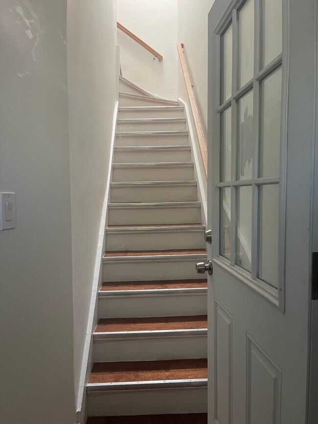 Building Photo - 158 Mallory Ave