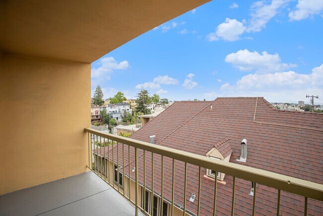 Foto del edificio - 528 Merritt Ave #305 - 1 bedroom / 1 bathroom