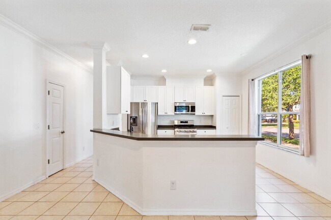 Foto del edificio - Move-in Ready Home with 2 Car Garage in Desirable Summerport Community!
