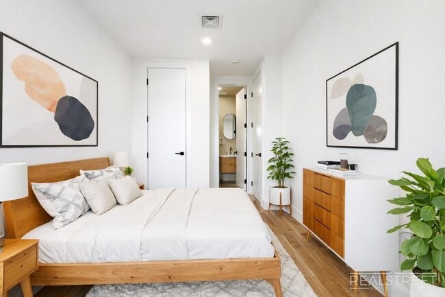 Building Photo - 4BR/2BA with In-Unit Washer & Dryer