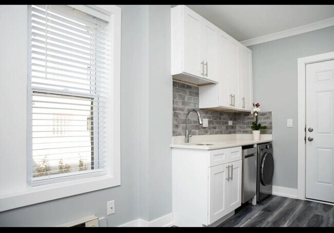 Building Photo - 0 bedroom in Chicago IL 60613