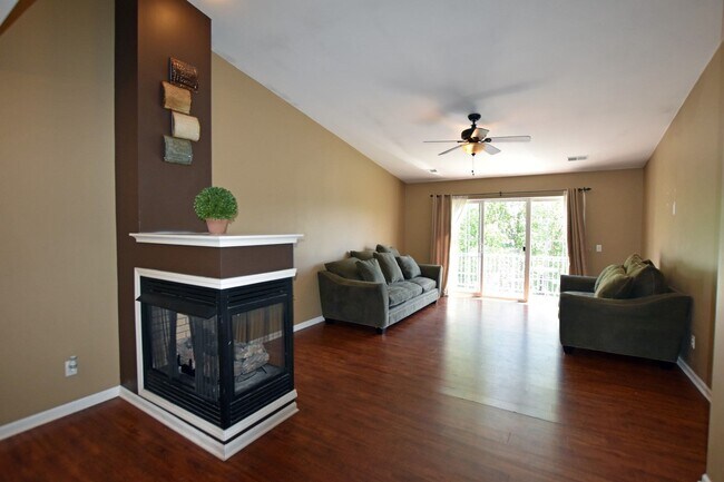 Foto del edificio - 3-Bedroom, 2-Bath, 2-Car Garage Condo, Ste...