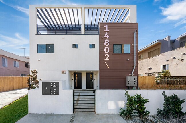 Building Photo - 14802 Vanowen St
