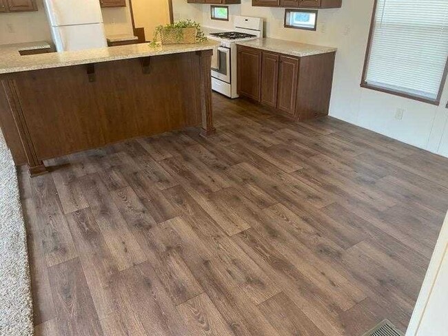 Building Photo - 15562 Pine Ridge Dr