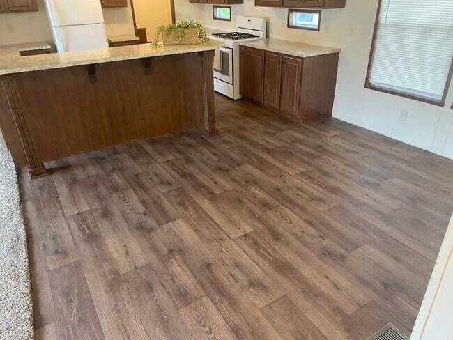 Foto del edificio - 15562 Pine Ridge Dr