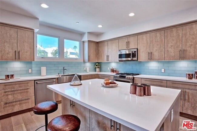 Foto del edificio - 4240 Laurel Canyon Blvd