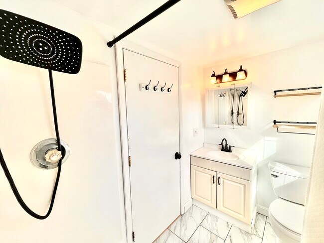 Baño - 3 Hamel Ave