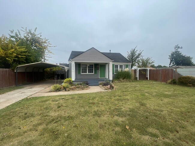 Foto del edificio - 2 bed, 1 bath all updated and includes full size appliances! Walk to Uptown 23rd area!