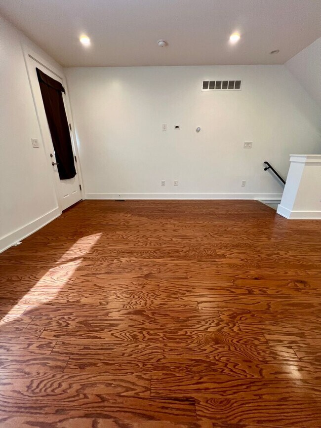 Building Photo - Luxurious 2-Bedroom Townhome with One Park...