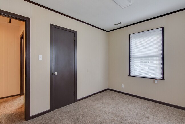 Building Photo - Quaint Three Bedroom