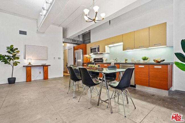 Building Photo - 746 S Los Angeles St