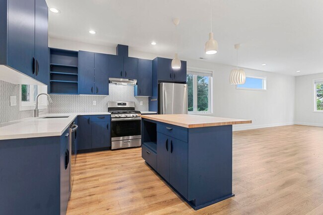 Building Photo - 4 bed/3.5 Bath Townhouse in Richmond Neighborhood, SE Portland
