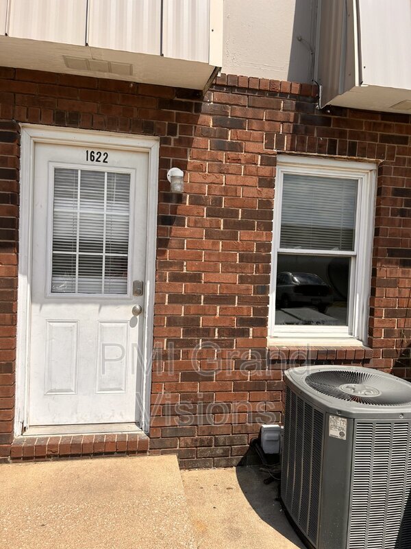 Building Photo - 1622 University Dr