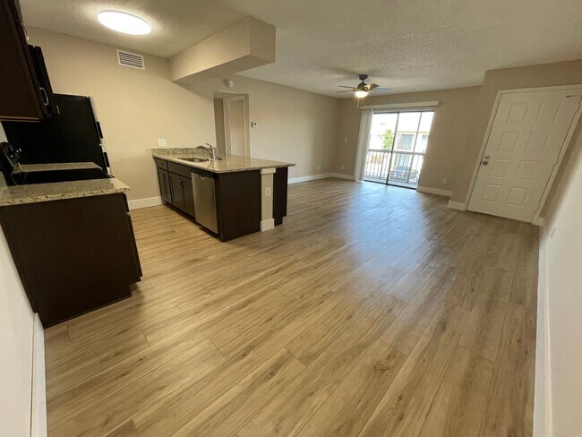 Foto del edificio - ANNUAL RENTAL -  1 BED / 1 BATH CONDO AT M...