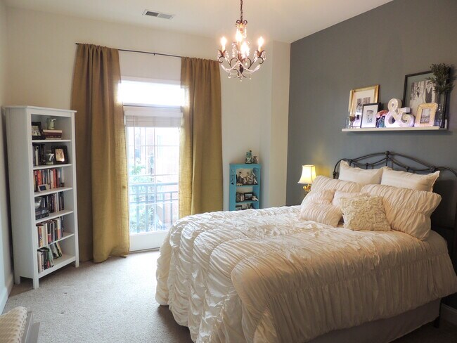 Spacious owner's suite with attached full bathroom and large walk-in closet. - 792 N Davidson St