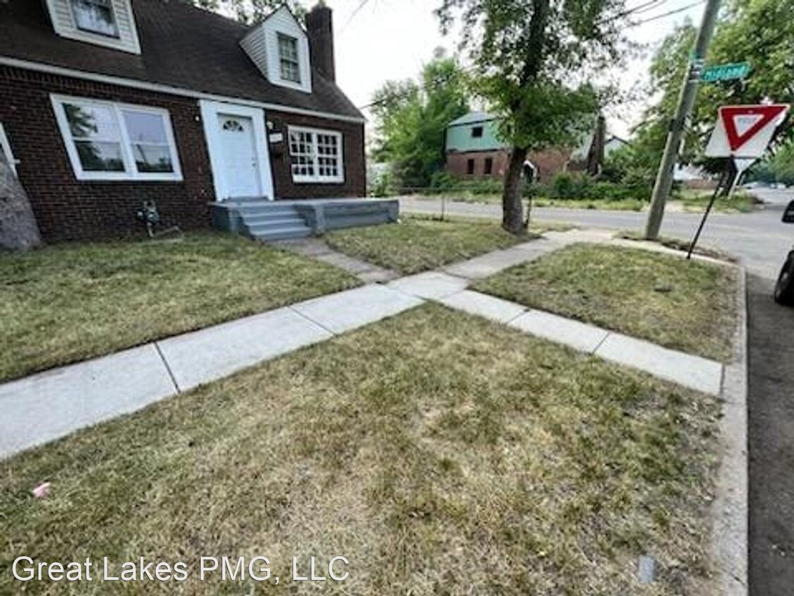 2 br, 1 bath House - 15517 Lesure - House Rental in Detroit, MI ...