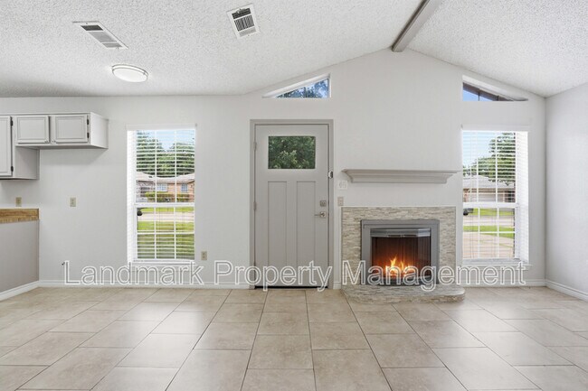 Foto del edificio - 1122 Hidden Creek Dr