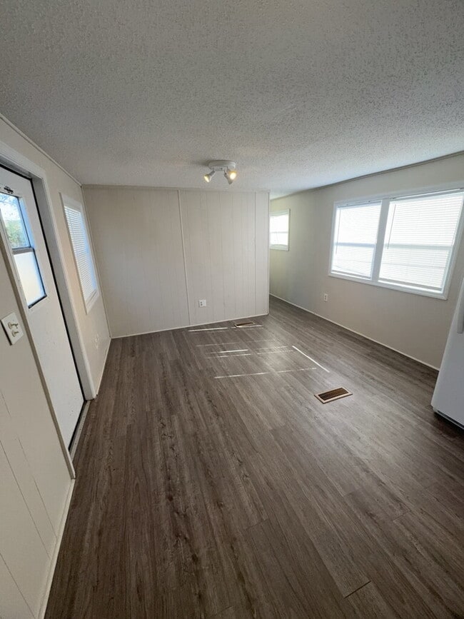 Building Photo - Cozy 2 Bedroom Mobile Home-141 Denise Drive