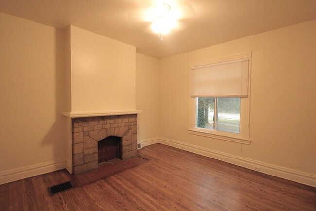 Photo - 421 Kelly Ave Apartments