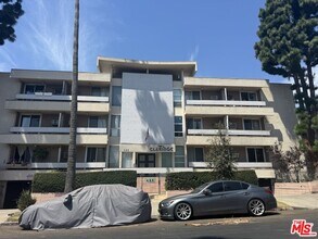 Building Photo - 425 S Kenmore Ave