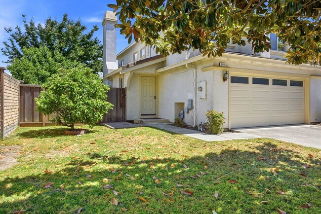 Foto del edificio - 4 Bedrooms / 3 Bathrooms Duet Home for Rent in Desirable Fremont Brookvale Neighborhood!