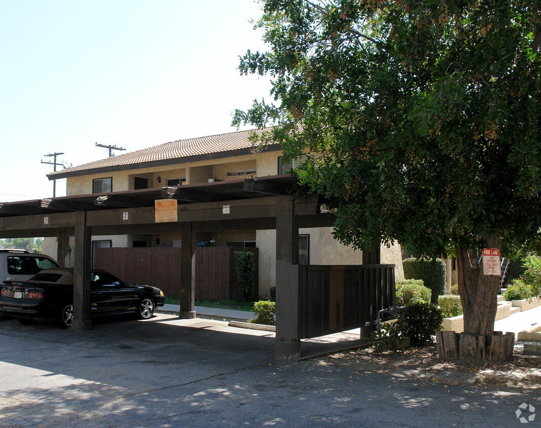 Foto del edificio - 1027 E Deodar St