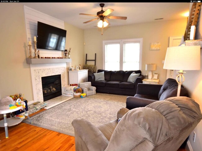 Sala de estar con chimenea - 1001 Garden Gate Dr