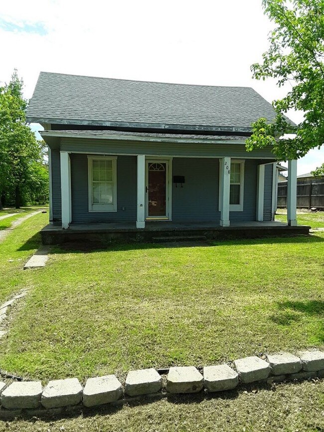 Building Photo - 208 W Apache St