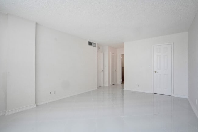 Building Photo - 3113 S Ocean Dr