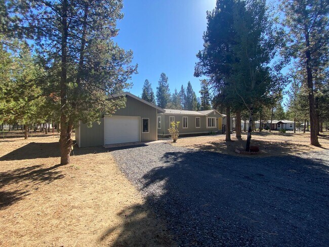 Building Photo - ? Cozy Charm on Almost an Acre in La Pine ?