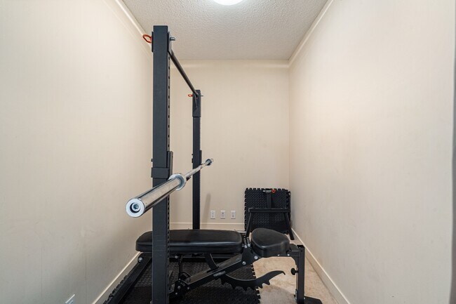 Building Photo - Bright One-Bedroom Condo with In-Suite Lau...