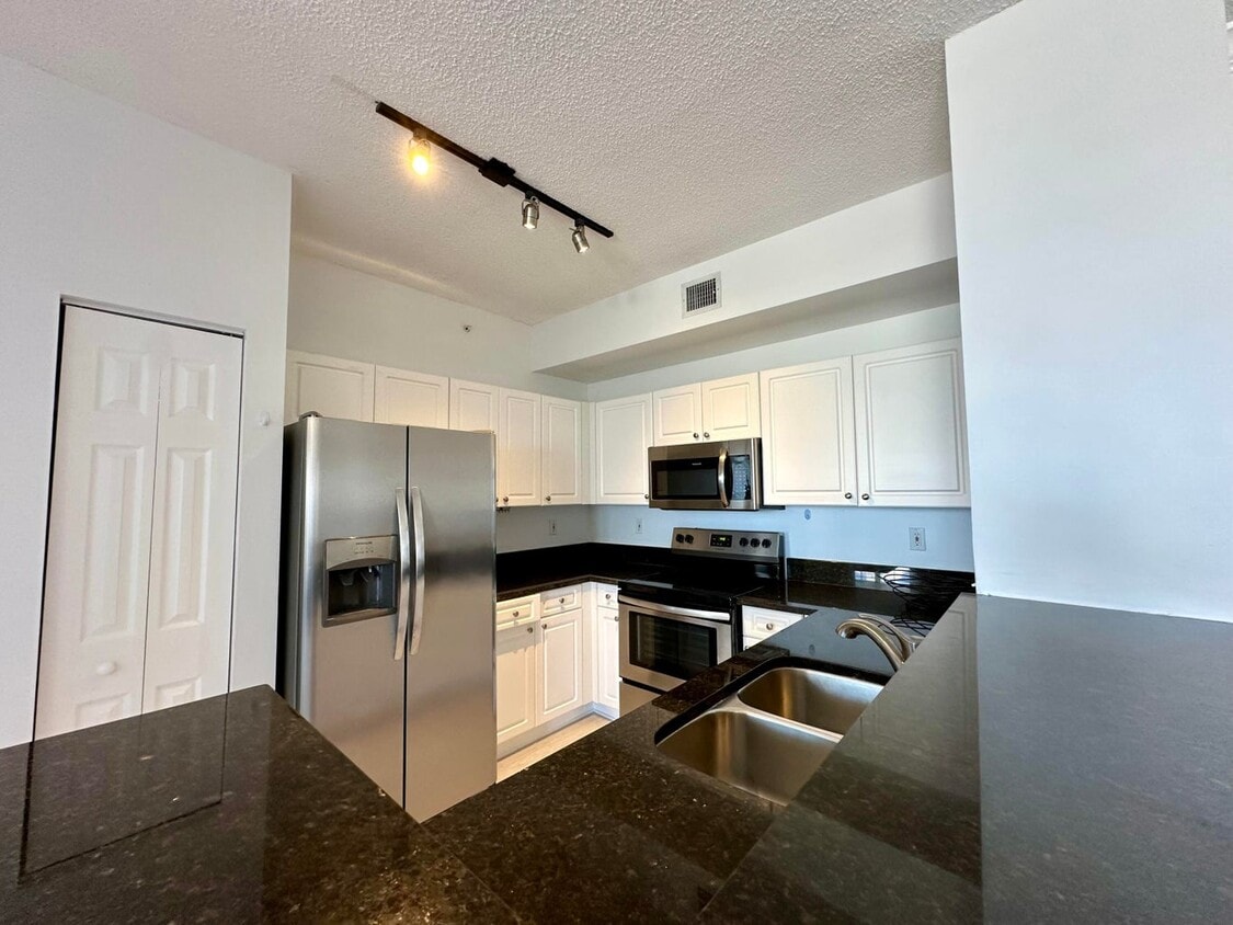 Foto principal - 651 Okeechobee Blvd