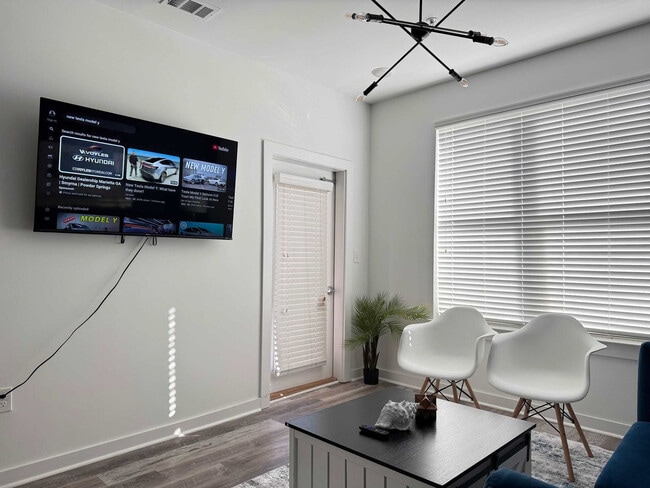 Building Photo - 525 Parkway Dr NE