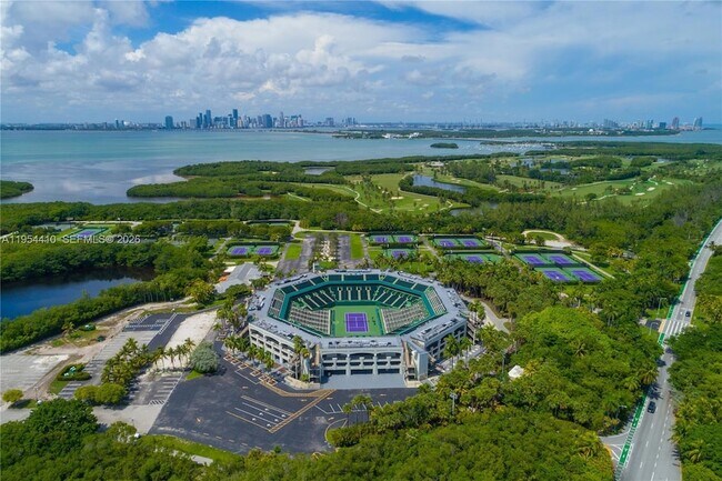 Foto del edificio - 201 Crandon Blvd