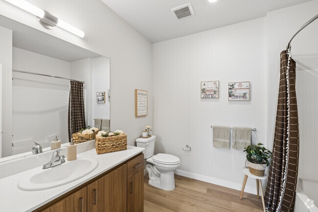 2BR, 2BA - 1,004SF - Second Bathroom - Merced Horizons Apartments