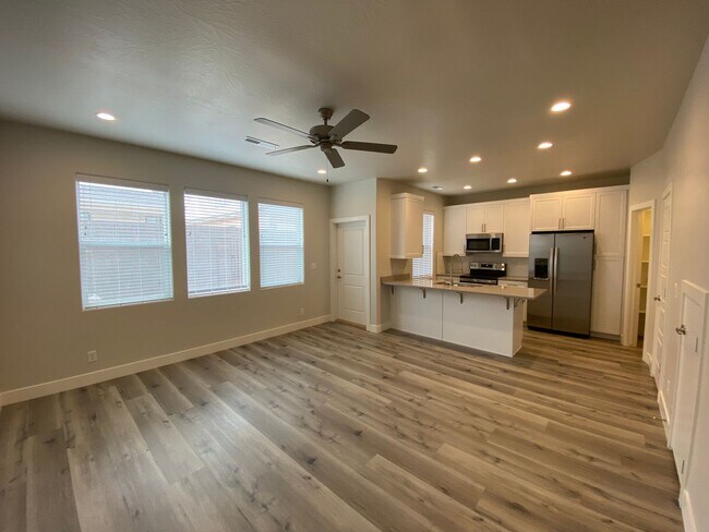 Foto del edificio - Mustang Townhome!!