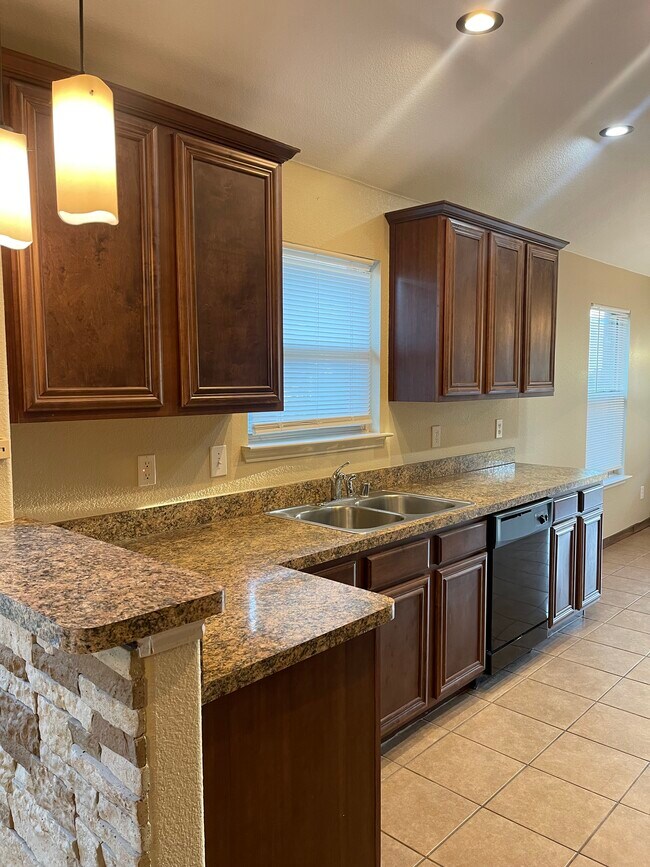 Foto del edificio - 1221 Silver Maple Ln