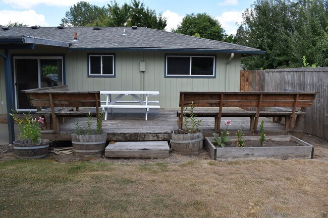 Building Photo - 3-Bedroom Home Near Santiam River!