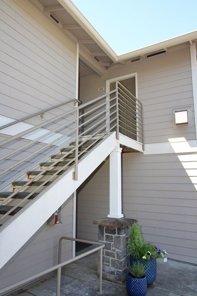 Building Photo - Light and Bright Remodeled Studio Condo in...