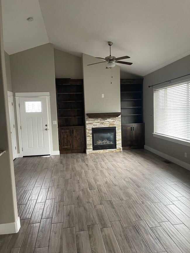 Building Photo - Beautiful Townhome