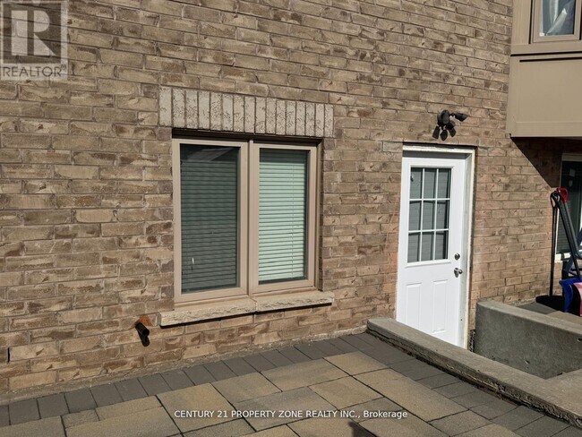 Building Photo - 10 Fort Williams Dr