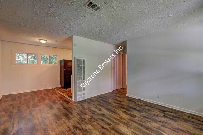 Building Photo - 2423 Rosen Ave
