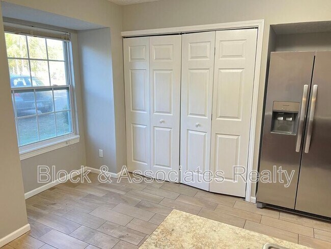 Foto del edificio - 8145 McGuire Dr