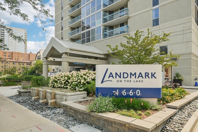 Foto del edificio - 1660 N Prospect Ave