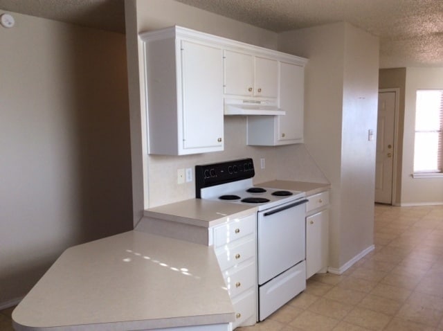 Building Photo - Available Now Updated 3 bed/ 2 bath/ 2 car garage
