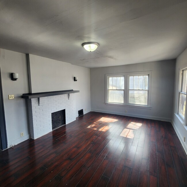 Building Photo - 603 Harmon St