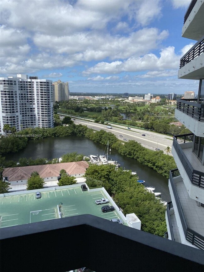 Foto del edificio - 3500 Mystic Pointe Dr