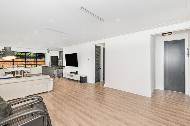 Building Photo - Fairway Drive, Miami Beach, FL 33141 - 3 B...